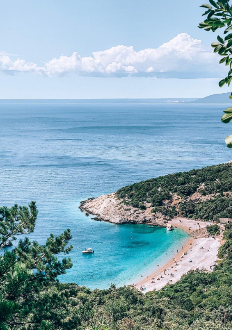 Plaža sv. Ivan nalazi se u uvali podno Lubenica, mjestašca koje se nalazi na strmoj litici s koje se pruža prekrasan pogled na ovu bijelu šljunčanu plažu. Do nje možete doći pješice iz Lubenica ili brodom. 