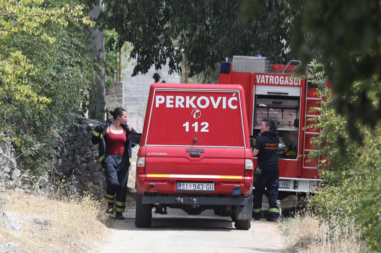 Vatrogasci uz pomoć zračnih snaga gase požar na potezu Perković - Sitno Donje