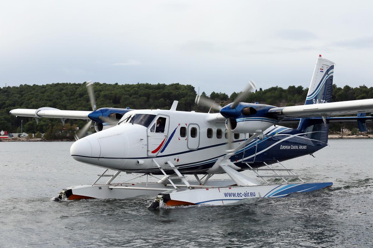 17.12.2014., Sibenik - Hidroavion tvrtke European Coastal Airlinesa sletio je u Mandalini i privezao se uz pontone marine Dogus grupe. Sibenik je tako uvrsten na hidroavionske rute koje ga spajaju zracnom vezom s vise hrvatskih i talijanskih gradova. Posl