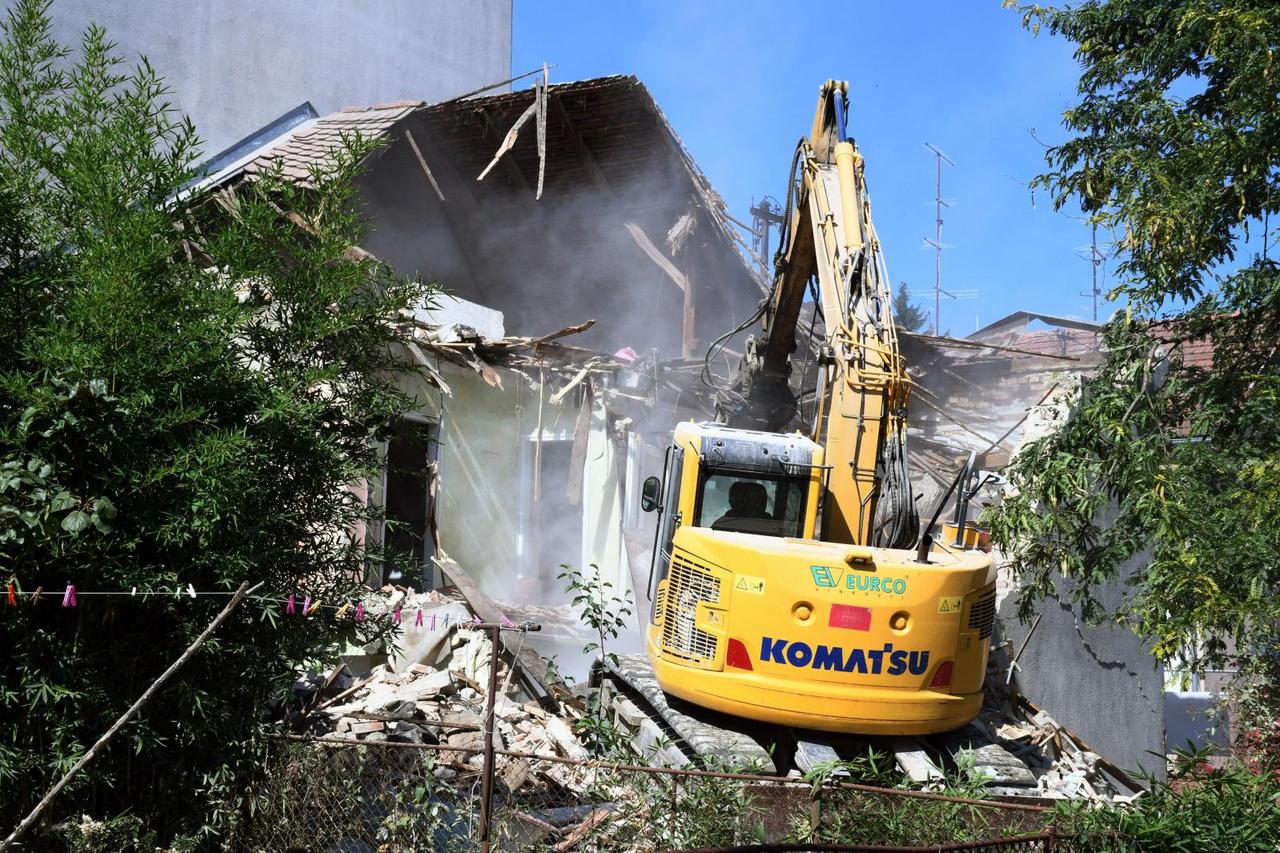 Sisak: U Gajevoj ulici srušena kuća oštećena u prošlogodišnjem potresu