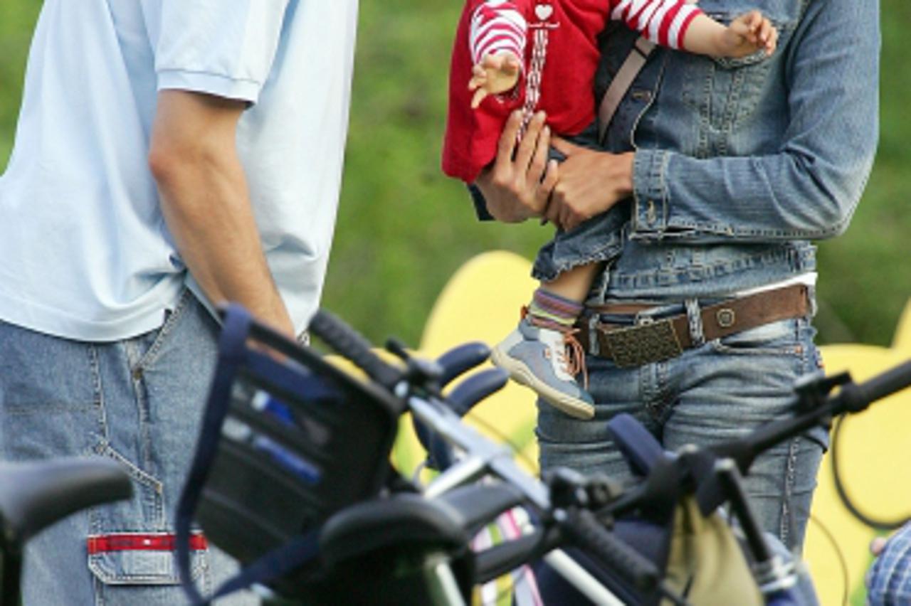 '04.05.2005., Bocarski dom, Zagreb - Gordan Giricek s bivsom suprugom Natasom i kcerkicom Larom. PRI KORISTENJU FOTOGRAFIJE ZASTITITI IDENTITET DJETETA (PREKRITI LICE) Photo: Slavko Midzor/PIXSELL'