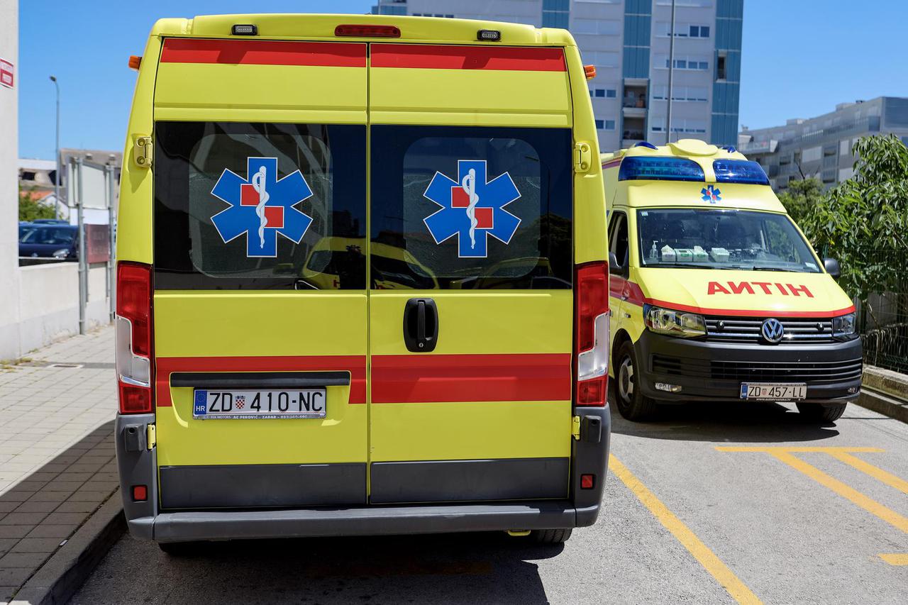 Zadar: Vozači Hitne pomoći sirenama podržali prosvjed i uhićenog kolegu