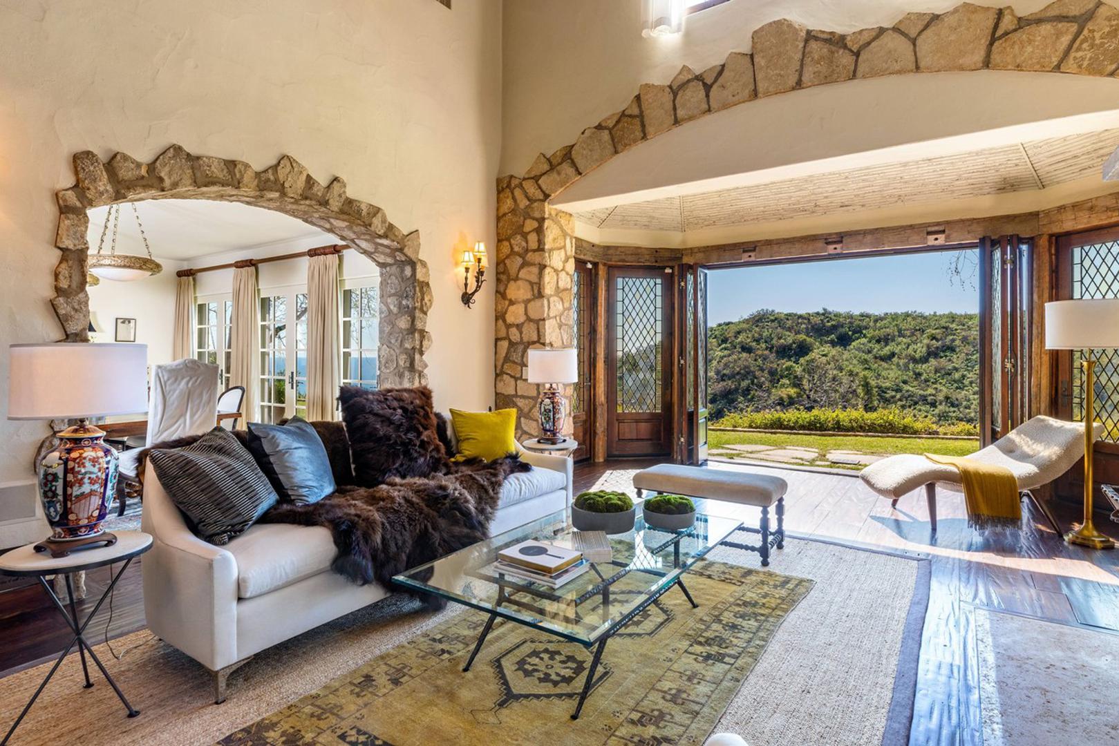 Prvi je do tog otkrića došao "The Sun" i kada su kontaktirali agenticu Andreu Pilot za nekretnine koja je na Instagramu ponosno objavila da Harry i Meghan žele tu kuću, no ona je obrisala objavu te se nije javljala za komentar. 