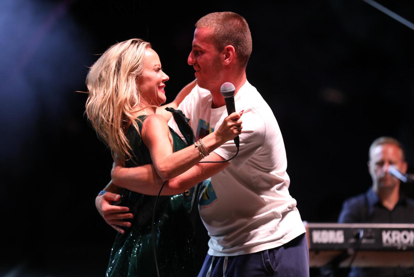 Trenutak koji se posebno istaknuo jest onaj u kojem joj se na pozornici pridružio obožavatelj kojeg je pjevačica zagrlila.