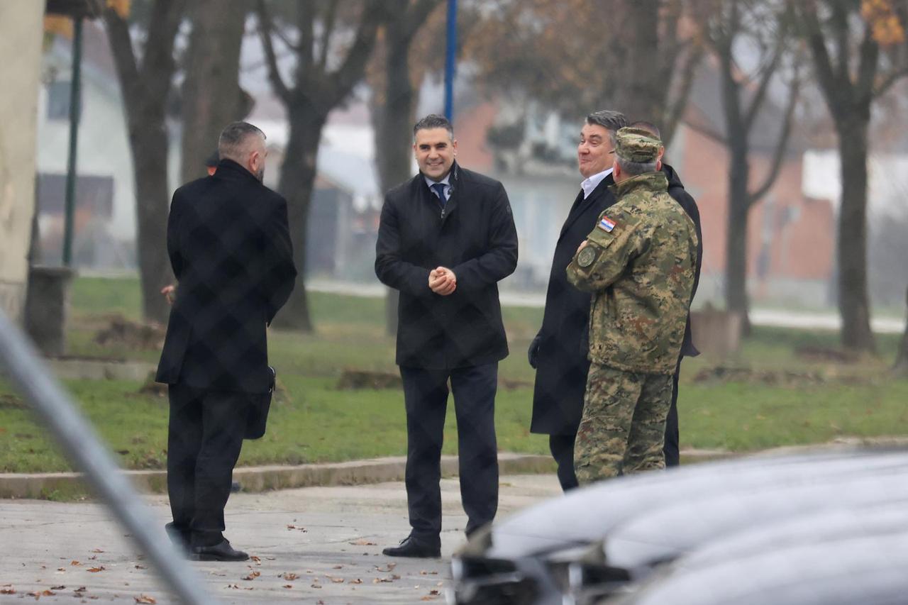 Našice: U vojarni smijenili stražu i postavili vojnu policiju; novinare nisu pustili 