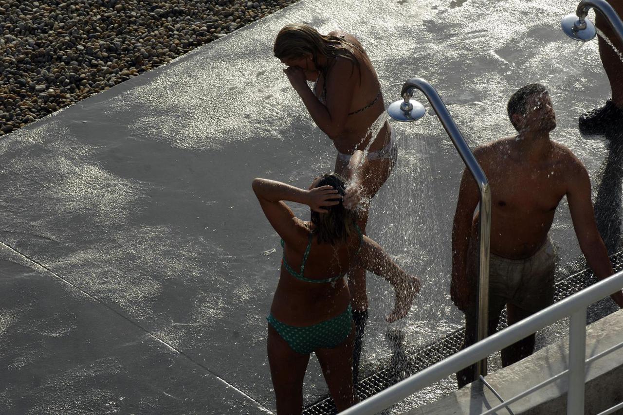 Rijeka: Visoke temperature napunile plažu na Kantridi