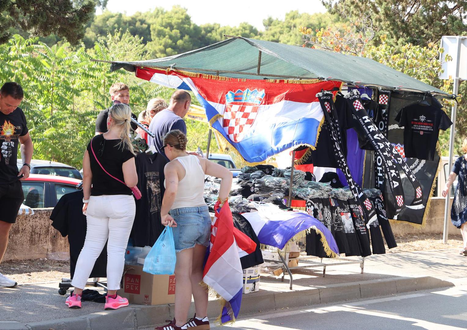 Njegovi obožavatelji uputili su se prema stadionu, a tu su i brojne hrvatske zastave koje se vijore kroz grad.