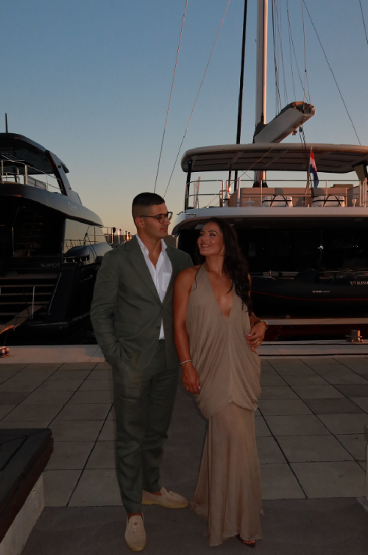 Prema medijskim izvještajima, vjenčanje je održano u Kaštelima, a naša sportašica odabrala je elegantnu vjenčanicu s otkrivenim ramenima, romantičnim spuštenim rukavima i suptilnim naborima u struku koji su naglasili njezinu figuru. 