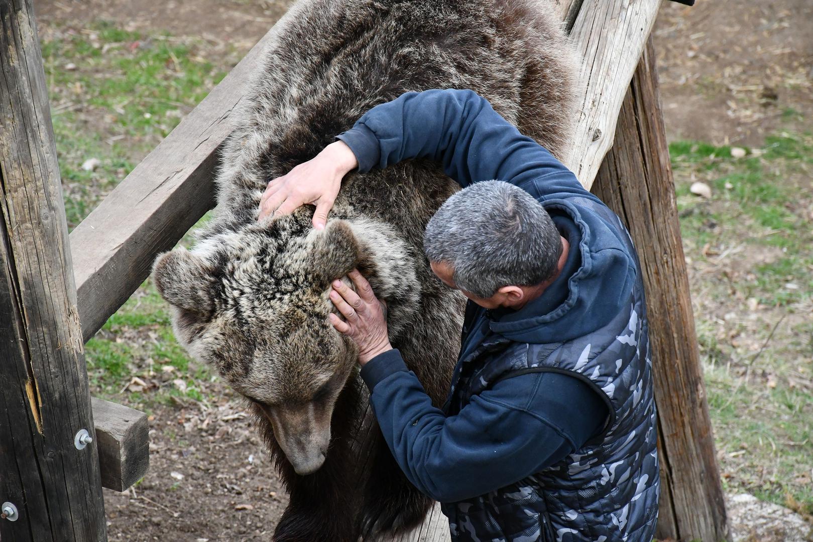 Petar je ranije za bosanske medije izjavio da je sve počelo kao baza paraglajding kluba, ali se s vremenom razvilo u, kaže, svojevrsnu turističku destinaciju i sklonište za životinje.