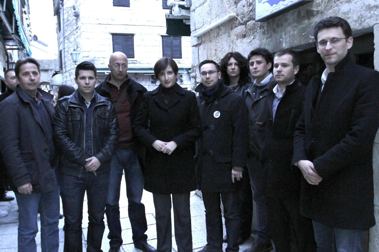 04.03.2015., Omis - Clanovi Nezavisne liste Ivana Kovacica te njihovi simpatizeri odrzali predizborni skup na Trgu Stjepana Radica. nezavisni kandidat za gradonacelnika Ivan Kovacic, Bozo Petrov, Marijana Puljak, Stipe Petrina