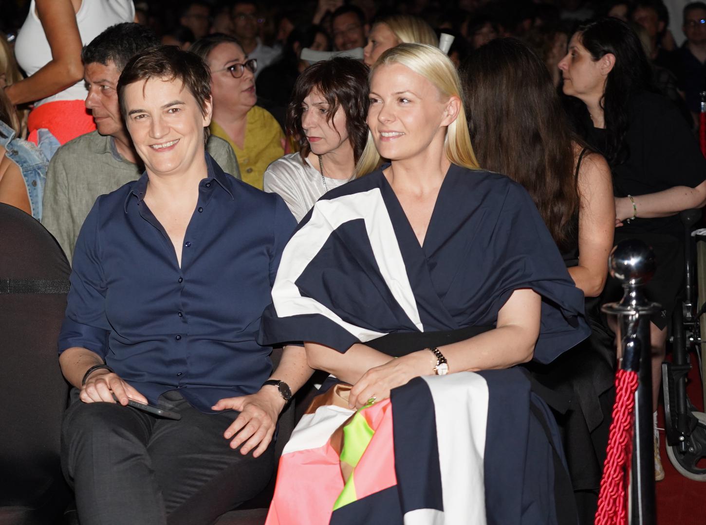 U rijetkom zajedničkom izlasku s partnericom Milicom predsjednica Narodne skupštine Republike Srbije pojavila se u ležernom sportskom izdanju, dok je Milica odabrala elegantnu haljinu. 