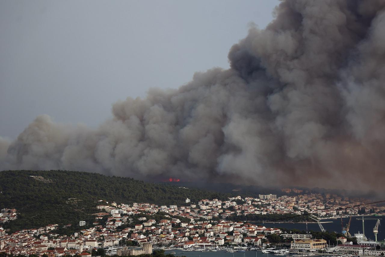 Udar groma izazvao požar na vrhu Čiova