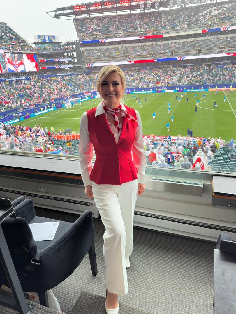 Hrvatska nogometna reprezentacija osigurala je prolazak u nokaut fazu Svjetskog prvenstva pobjedom 2:1 nad Ganom u Philadelphiji, a s tribina ih je bodrila bivša hrvatska predsjednica Kolinda Grabar-Kitarović.