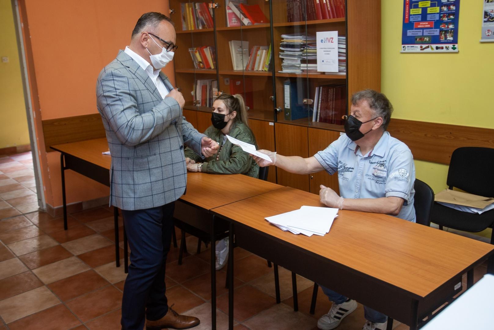 30.05.2021.,Osijek - Kandidat za gradonacelnika grada Osijeka Berislav Mlinarevic izasao na biraliste. Photo: Davor Javorovic/PIXSELL