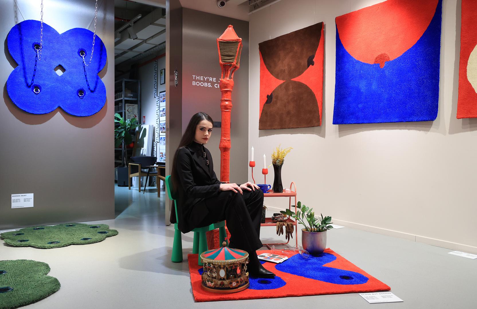 Tena Pezdevšek, mlada umjetnica i dizajnerica vizualnih komunikacija, u četvrtak, 13. veljače, u Brigada Showroomu otvorila je svoju prvu samostalnu izložbu pod nazivom Boobie Traps.
