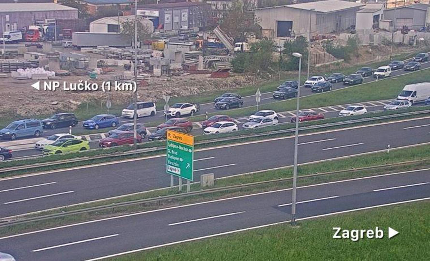 Na autocesti A1 Zagreb-Ploče-Karamatići zabilježen je pojačan priljev vozila prema naplatnim postajama Lučko u smjeru mora. Na dionici između Lučkog i Bosiljeva promet je povremeno usporen, s mogućim zastojima zbog povećane gustoće vozila. Situaciju dodatno komplicira prometna nesreća između čvorova Karlovac i Novigrad, na izlazu iz tunela Sveti Marko (46. +500 km) u smjeru mora. Na toj dionici promet se odvija samo jednim trakom, što je rezultiralo kolonom dugom oko 6 km.