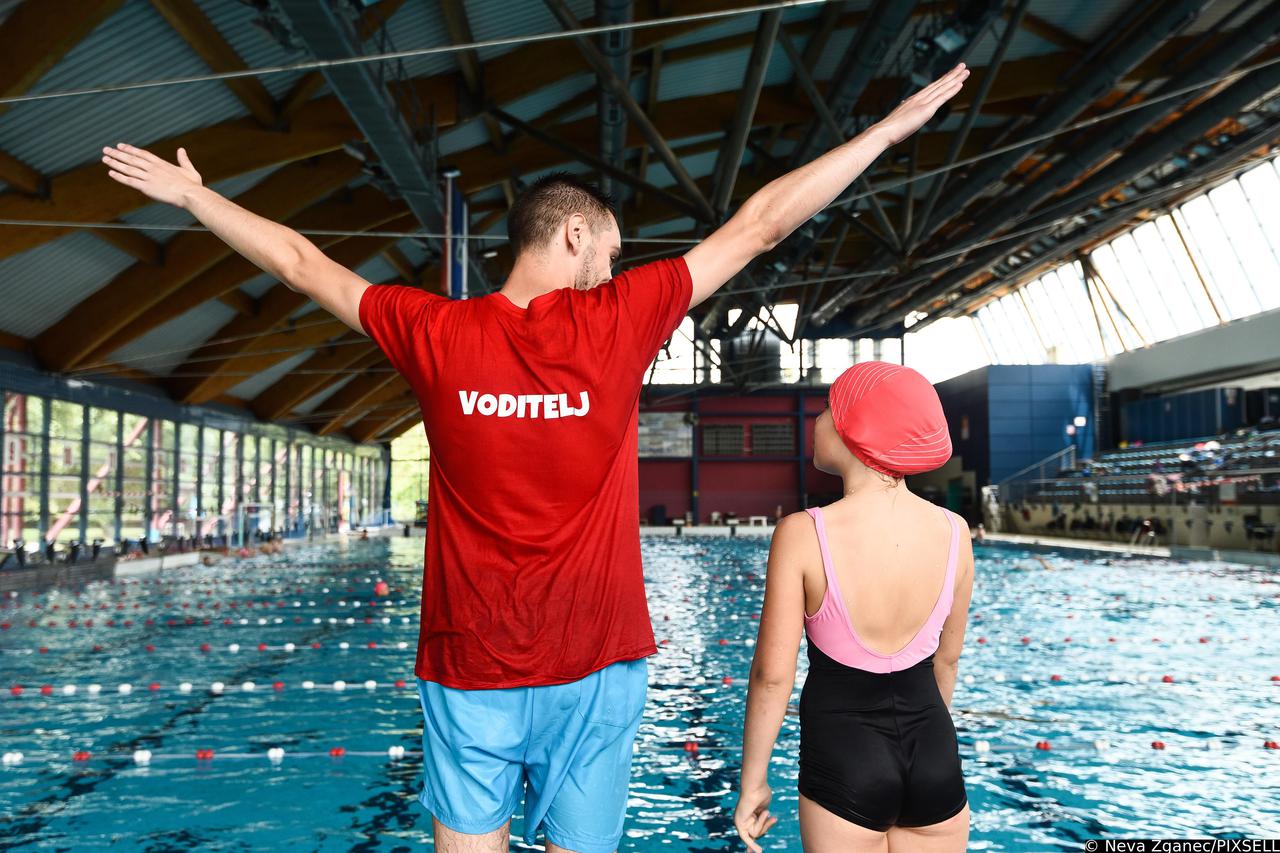 Zagreb: Djeca iz Jastrebarskog u školi plivanja na bazenu Utrine