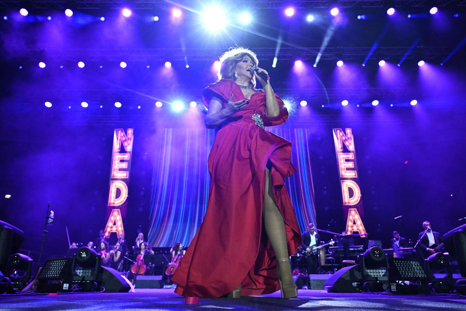 Tijekom koncerta promijenila je tri raskošne modne kombinacije koje su istaknule njezinu vitku liniju i zavidni stas - raskošnu crvenu haljinu, elegantni plavi kombinezon i dugu crnu haljinu preplavljenu dijamantima.