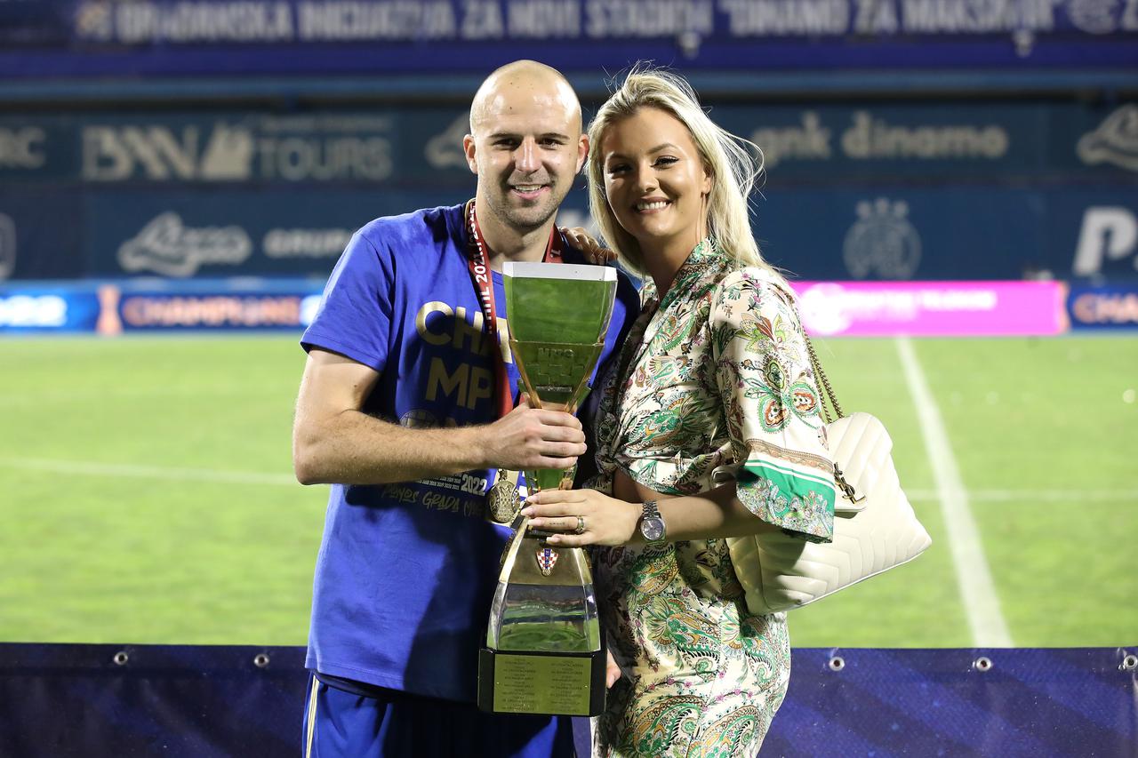 Nogometaši Dinama ponosno pozirali sa svojim obiteljima