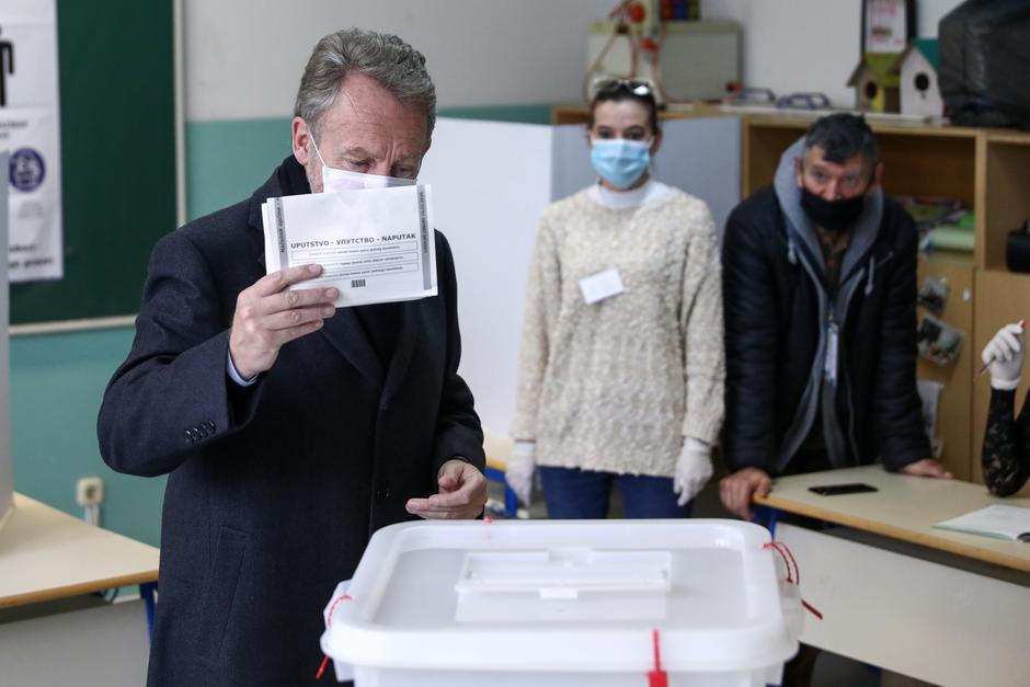 Sarajevo: Predsjednik SDA Bakir Izetbegović i njegova supruga, direktorica KCUS-a, Sebija Izetbegović glasali su na lokalnim izborima