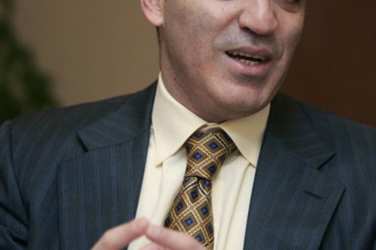 'Russian chess grandmaster, former World Chess Champion and oppositionist Garry Kasparov speaks to the media at a hotel in Warsaw during his visit in Poland September 21, 2007. REUTERS/Kacper Pempel(P