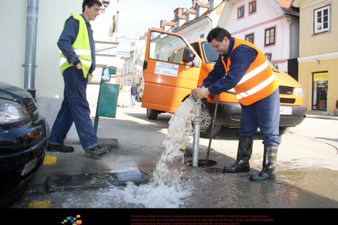 '24.03.2011. karlovac - Radnici Vodovoda i kanalizacije pustali vodu u Radicevoj ulici. Photo: Kristina Stedul Fabac/PIXSELL'