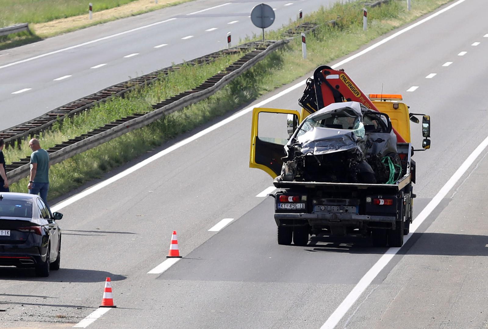 Automobil koji je bio zaustavljen na cesti završio je gotovo potpuno zgnječen
