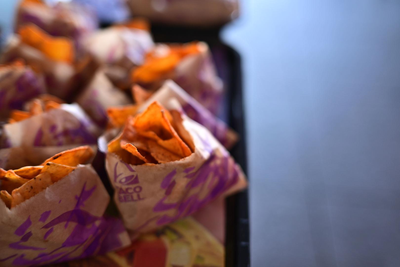 Posjetiteljima je dostupna ponuda po kojoj je lanac poznat diljem svijeta, uključujući tacose, burritose, quesadille, nachose i druge specijalitete inspirirane meksičkom kuhinjom.

