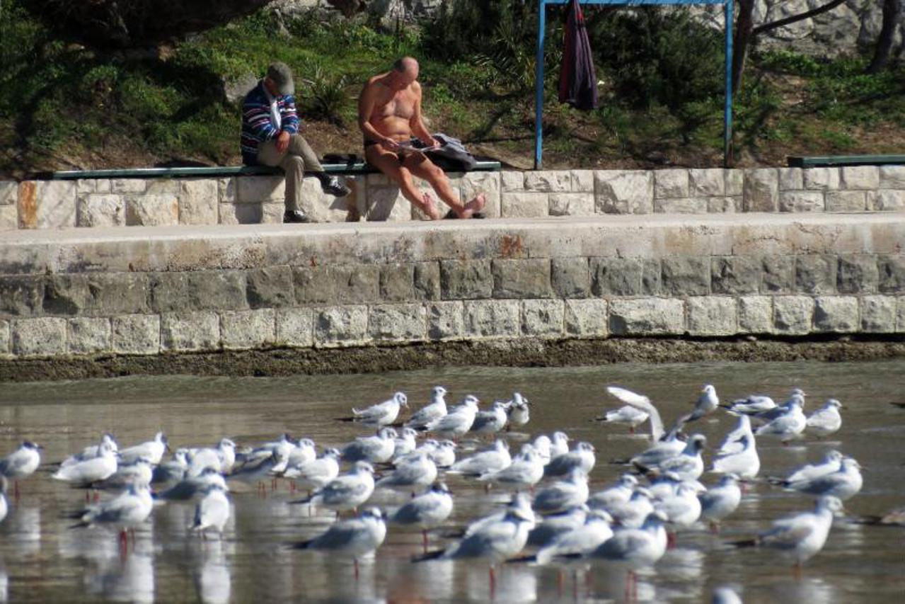 Sunčanje na Bačvicama, Split (1)