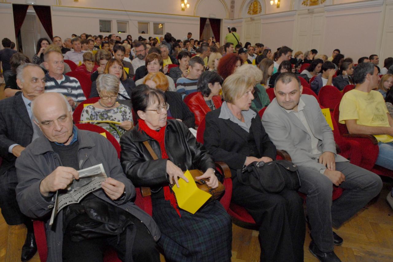 'Karlovac - otvorenje 15. filmske revije mladezi i 3. four river film festival. Gosti na otvorenju. Damir jelic i vera Robic Skarica090910 Photo: Kristina Stedul Fabac/PIXSELL'