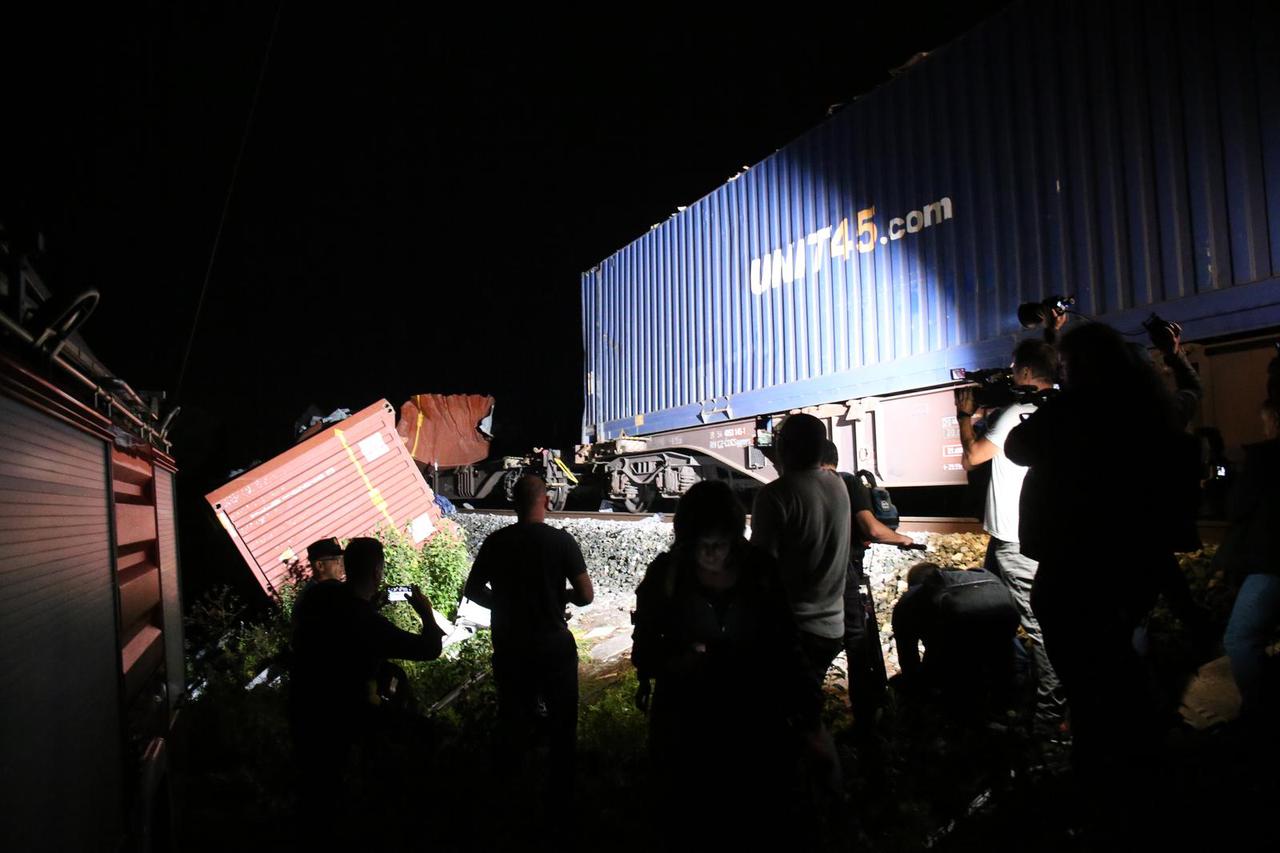 Fotografije sudara putničkog i teretnog vlaka u mjestu Rajić kod Novske u kojem su poginule  tri osobe, a ozlijeđeno ih je 11