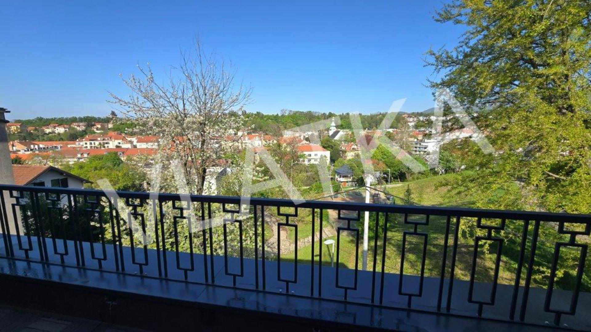 S terase puca pogled na grad. Ispred kuće je natkriveni privatni parking za četiri automobila