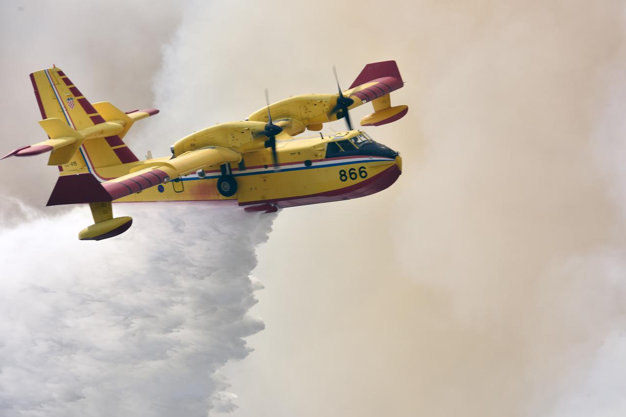 Rasline: Vatrogasci uz pomoć kanadera brane brane kuće od vatre