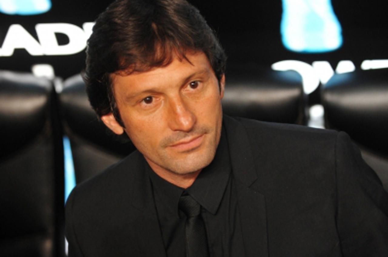 'Inter Milan\'s Brazilian coach Leonardo looks on before the serie A football match AC Milan vs Inter on April 2, 2011, in San Siro stadium in Milan.     AFP PHOTO/ GIUSEPPE CACACE'