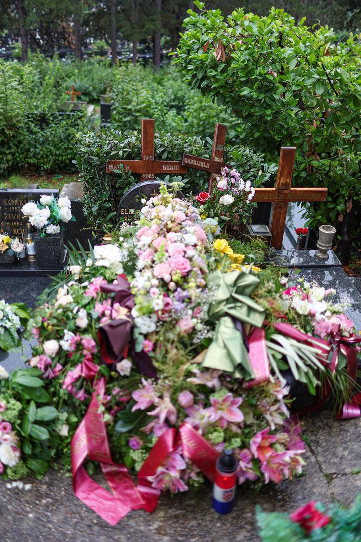 Na križu Gabi Novak istaknuto je njezino puno ime i prezime Gabrijela Novak-Dedić, uz godinu rođenja i smrti.