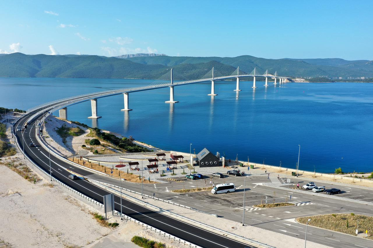 Pogled iz zraka na Pelješki most