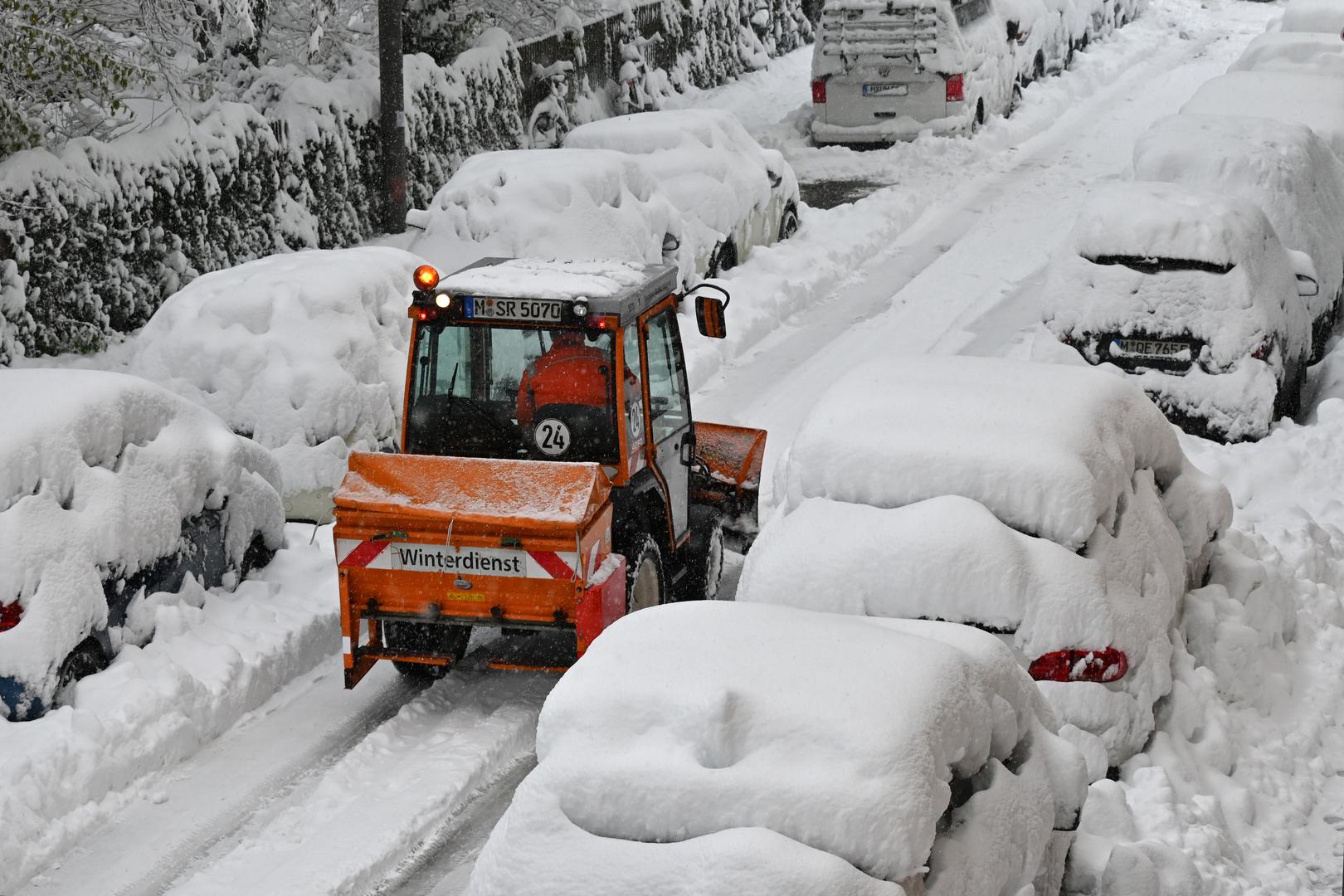 02 December 2023, Bavaria, Munich: A snow clearing vehicle drives over a snow-covered road. Snow and ice have caused chaos on the roads and on the railroads in southern Bavaria. Photo: Katrin Requadt/dpa Photo: Katrin Requadt/DPA