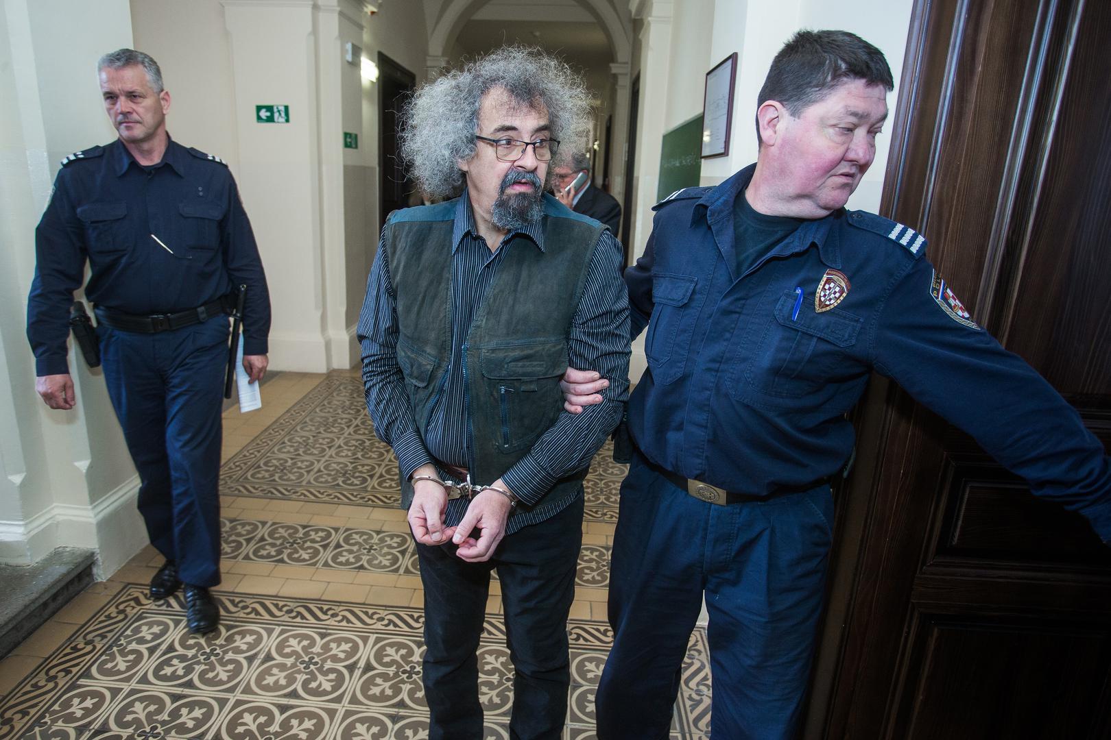 Stevan Budač je na izricanje presude za ratni zločin u Baranji doveden iz istražnog zatvora u pratnji pravosudne policije.