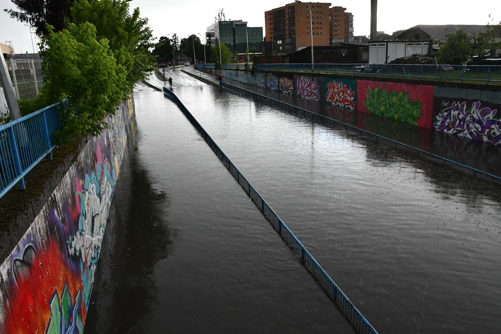 "Danas upozorenje zbog mjestimice izraženih pljuskova i grmljavine. No i idućih dana nastavit će se promjenjivo i nestabilno vrijeme pa treba računati na mjestimičnu kišu te pljuskove, osobito u nešto oblačniji i manje topao petak", upozorio je DHMZ na Twitteru. 