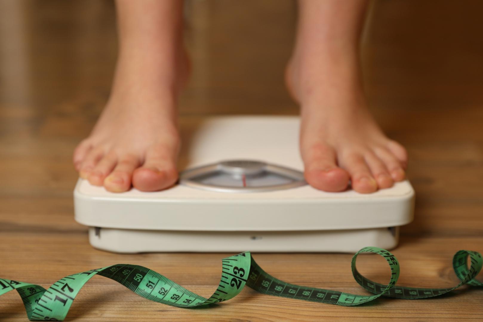 Nagli gubitak kilograma: Brz gubitak tjelesne težine također može biti jedan od razloga zbog kojih vam je stalno hladno. Potkožna mast djeluje kao svojevrsna izolacija koja pomaže tijelu zadržati toplinu pa njezinim smanjenjem tijelo postaje osjetljivije na hladnoću. Osim toga, drastično smanjenje kalorijskog unosa može usporiti metabolizam, što dodatno pojačava osjećaj hladnoće.