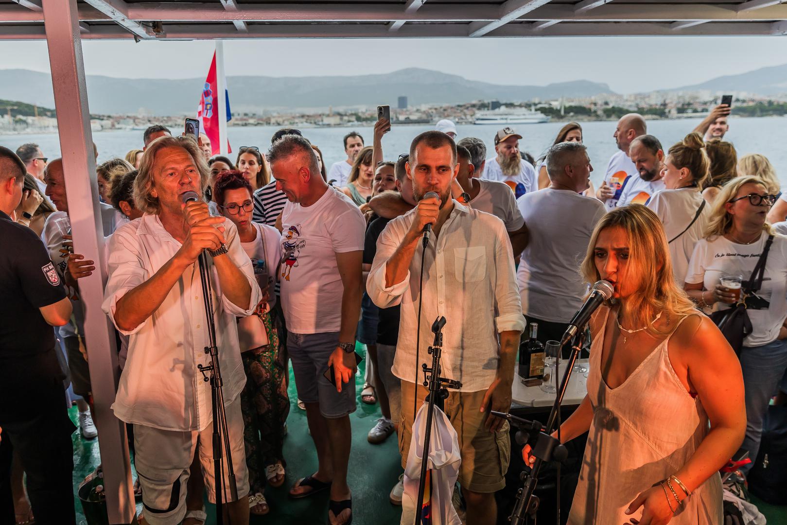 Na pontonu, na velolučkoj rivi nastupit će: Nina Badrić, Tedi Spalato, Marko Tolja, Klapa Šufit, Petar Dragojević, Marko Škugor, Dino Jelusić, Klapa Kaše, Eli Žuvela, Antonio Serrano, Miroslav Tadić, Vlatko Stefanovski, Klapa Rišpet, Yvette Holzwarth i Ante Gelo ansambl.