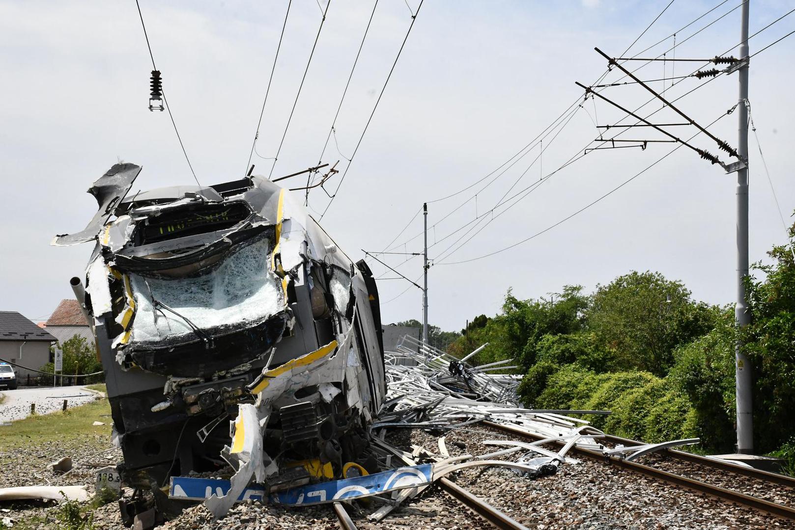 01.07.2025., Donji Andrijevci - Sudar vlaka i teretnog vozila na pruznom prijelazu bez rampe Trnavackoj ulici u Donjim Andrijevcima. Ima tesko ozlijedjenih. Photo: Ivica Galovic/PIXSELL