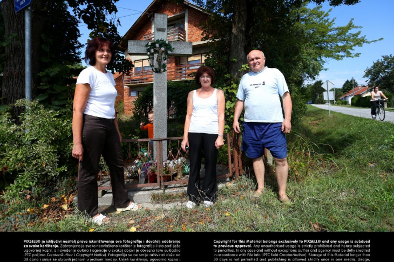 '29.08.2013., Zagreb - Gradjane Donje Bistre zadnjih je dana pogodilo nekoliko potresa. Ljerka Dilberovic, Neda Djurkovic i Josip Vargovic. Photo: Petar Glebov/PIXSELL'
