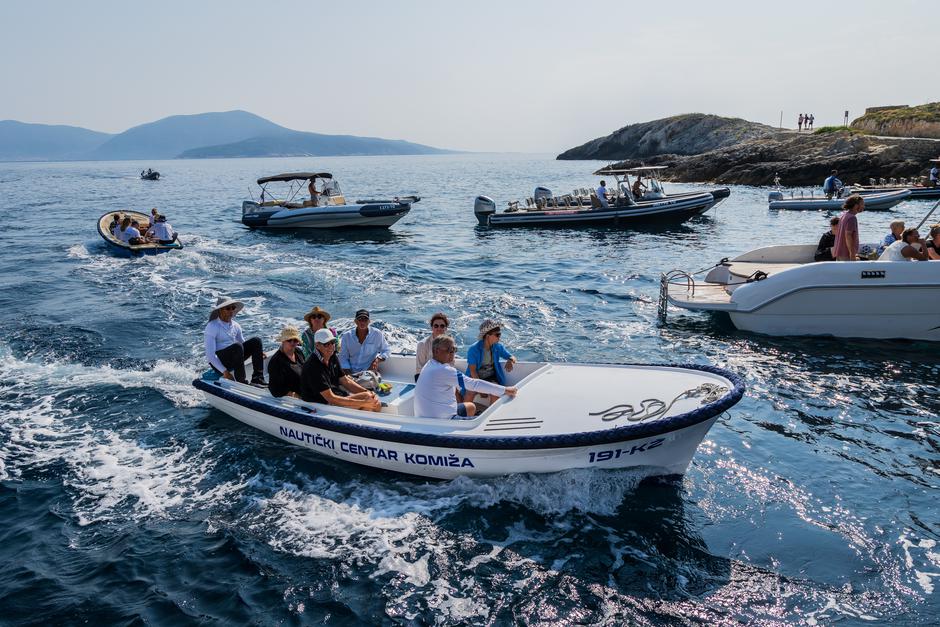 Biševo: Uvala Mezoporat i gužva svakog jutra jer mnoštvo turista obilazi Modru Špilju