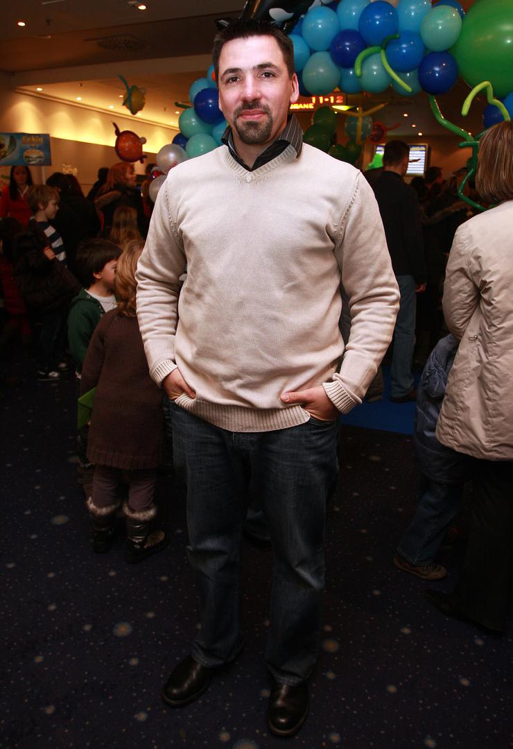 Naime, otvorio je tvrtku u kojoj prodaje puške i opremu za podvodni ribolov. 