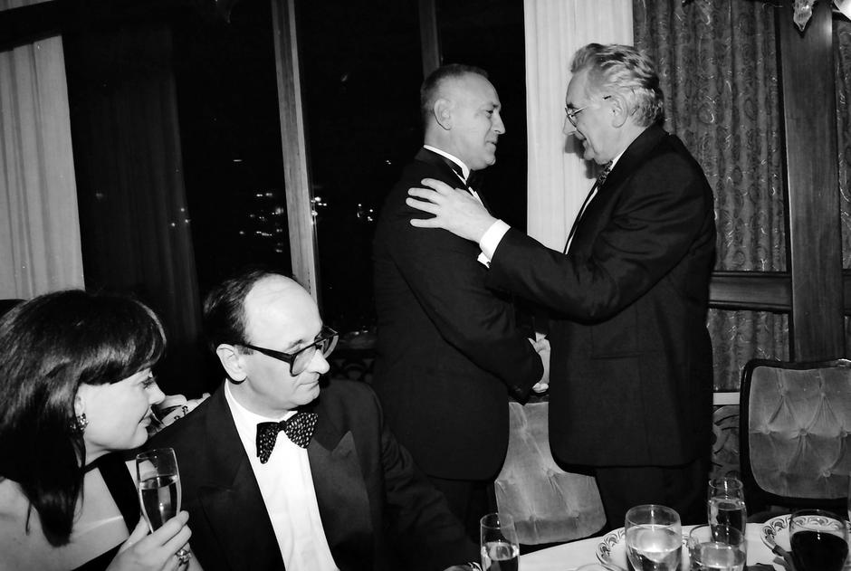 Zagreb: Franjo Tu?man s prijateljima slavi novu godinu, 01.01.1995.