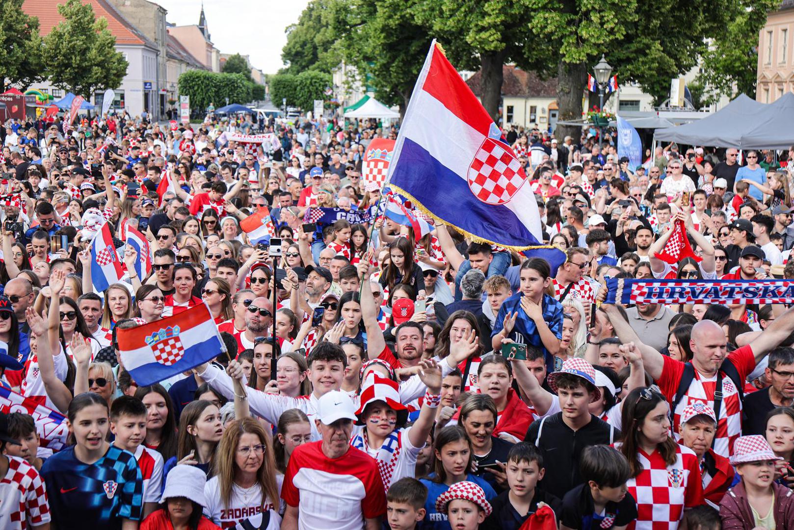 09.06.2024., Neuruppin, Njemacka - Dolazak navijaca na trg uoci dolaska Hrvatske nogometne reprezentacije u kamp. Photo: Luka stanzl/PIXSELL