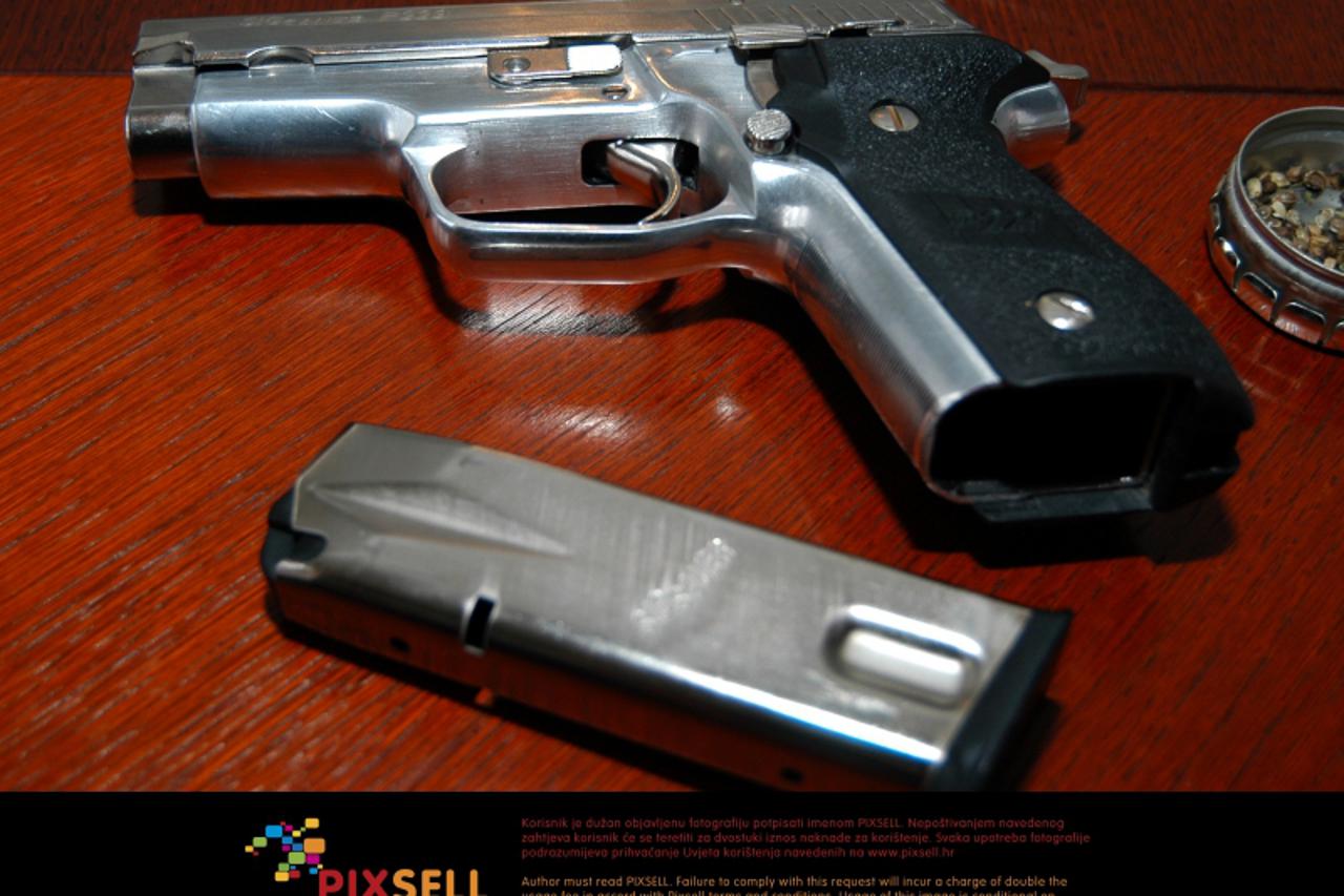 \'18.05.2010.,Slavonski Brod ,Hrvatska - Pedesetogodisnjak iz pistolja pucao u 77-ogodisnju macehu (pomajku) uslijed cega je zena zadobila prostrijelnu ranu u nozi  Photo: Ivica Galovic/PIXSELL\'
