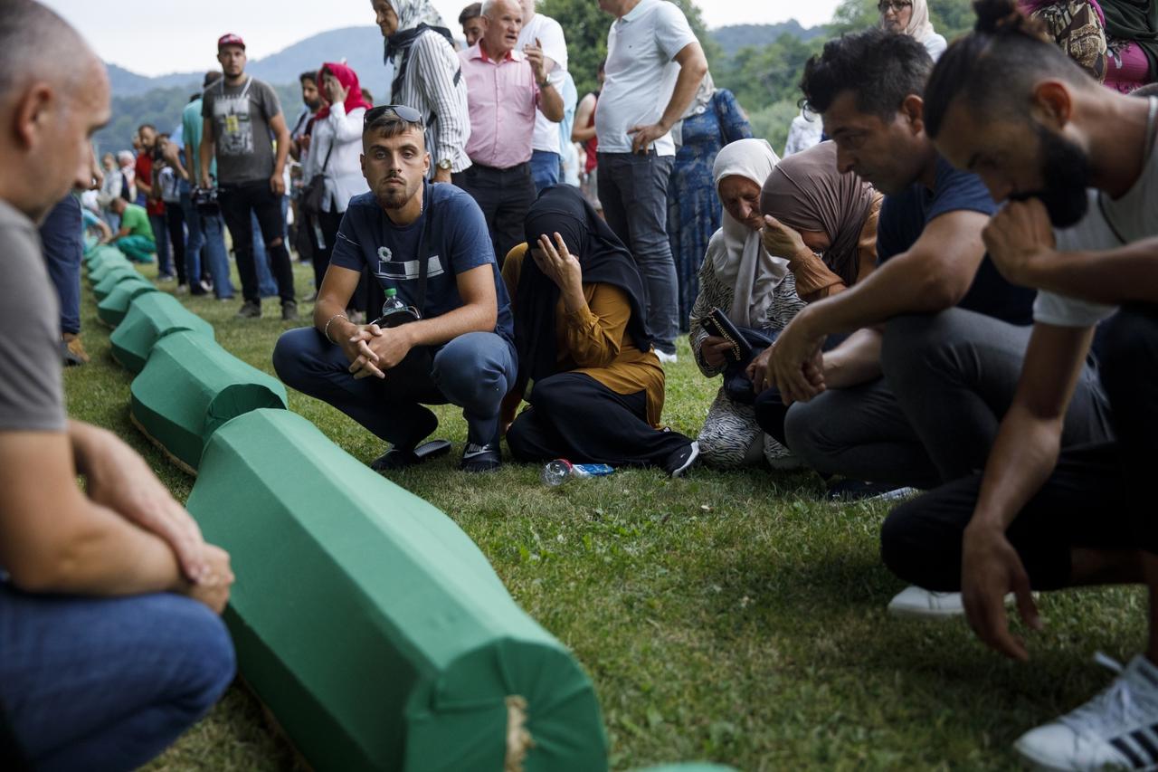 Potočari: Izneseni tabuti s posmrtnim ostacima 19 identificiranih žtava genocida  u Srebrenici