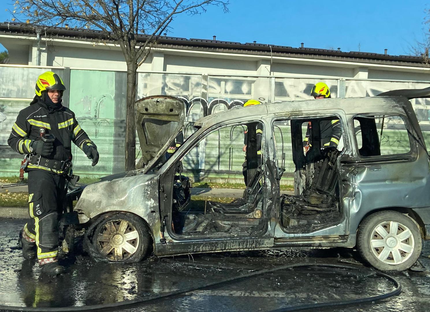 Oko 13 sati u Zagrebu je izgorio automobil na Zagrebačkoj aveniji.